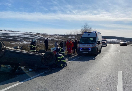 Accident în Vâlcele, Cluj! Mașină cu 4 pasageri, răsturnată pe drum. VIDEO/FOTO